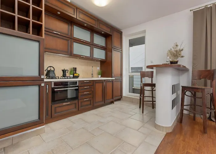 Cozy Apartment Near Airport By Noclegi Renters