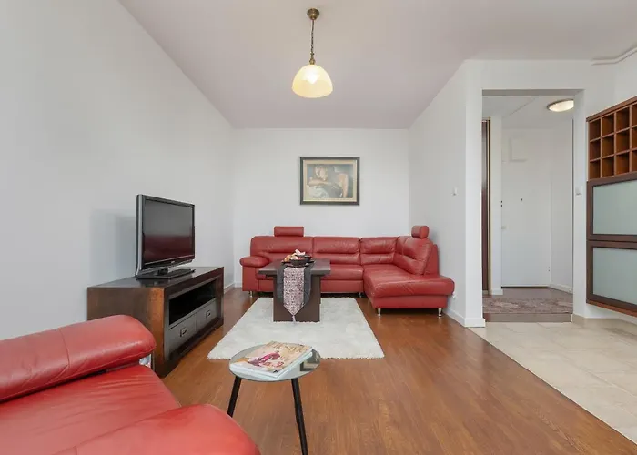 Cozy Apartment Near Airport By Noclegi Renters